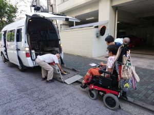 車いすを車に入れる様子