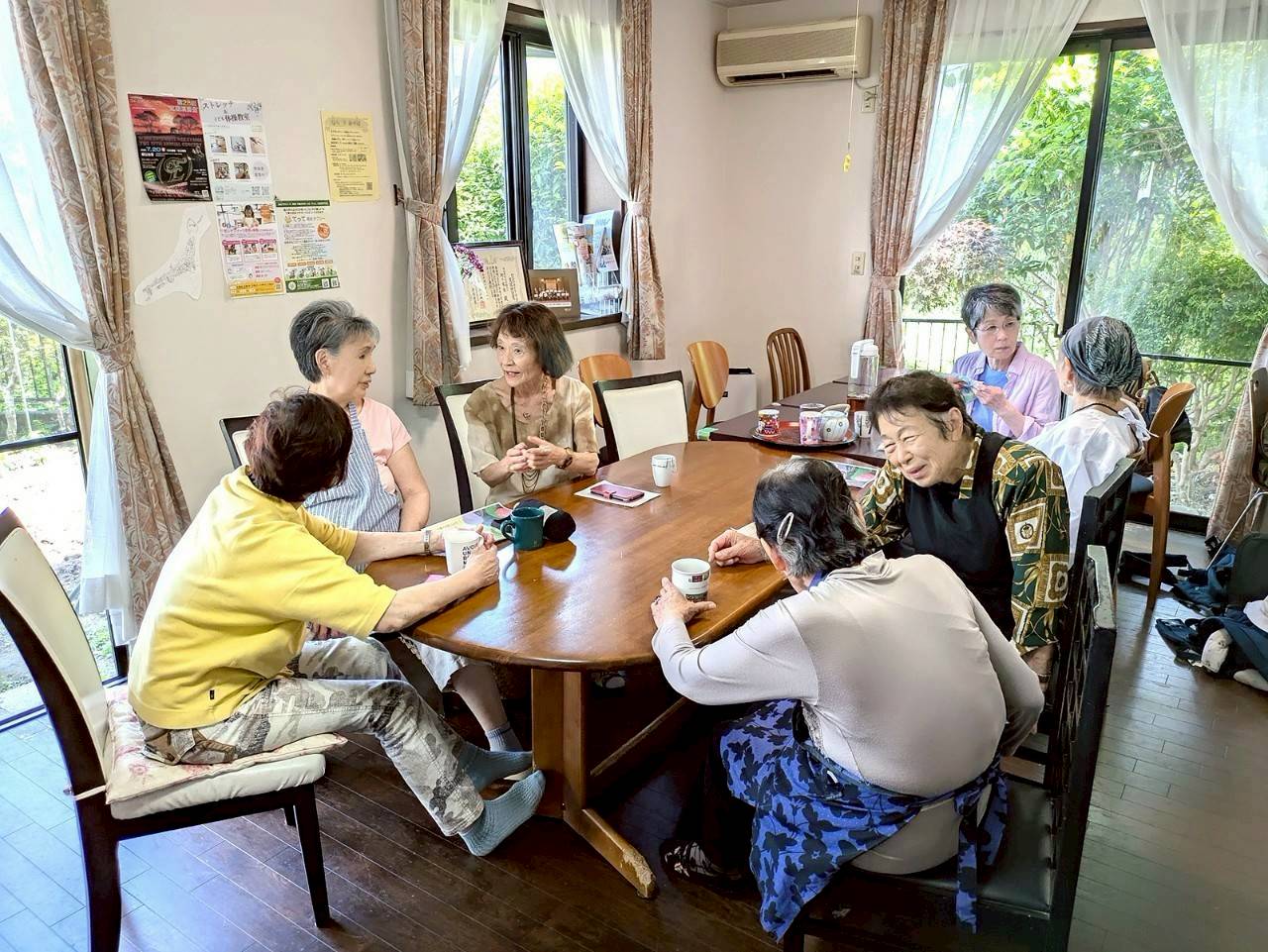 訪問レポート　街の家族　リビングでワイワイ歓談中