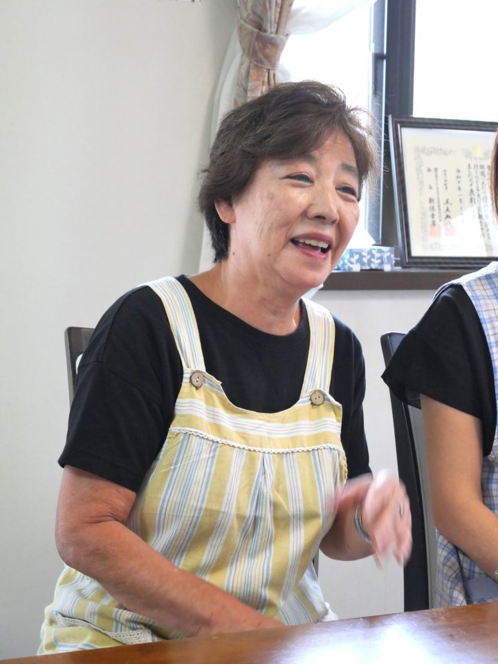 訪問レポート　街の家族　理事長押久保さんが語る様子