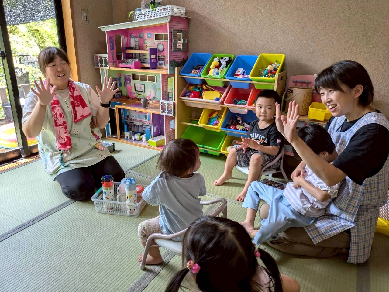 訪問レポート　街の家族　保育室で元気に遊ぶ様子