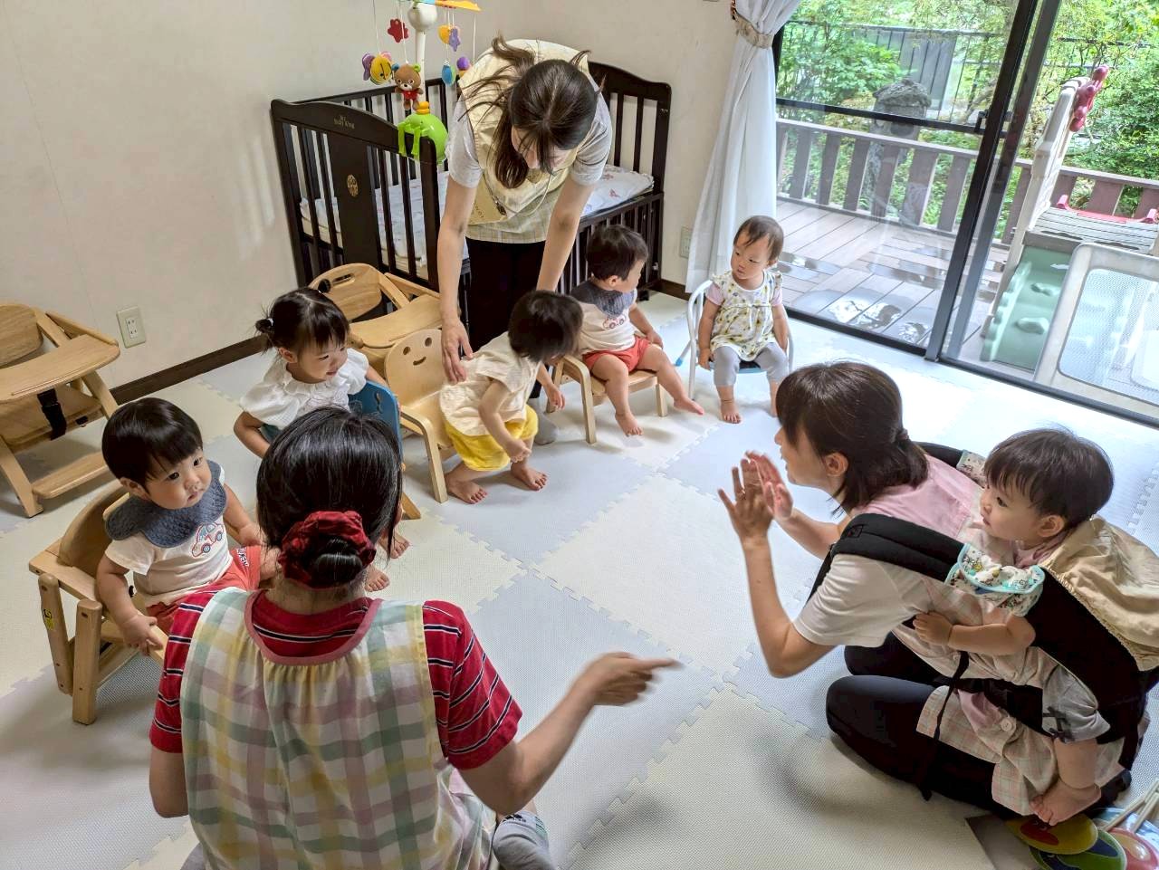 訪問レポート　街の家族　保育室で元気に遊ぶ様子