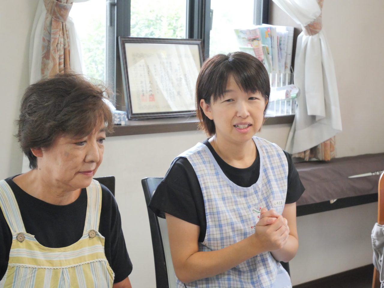 訪問レポート　街の家族　理事長押久保さんと副理事長磯島さんが語る様子