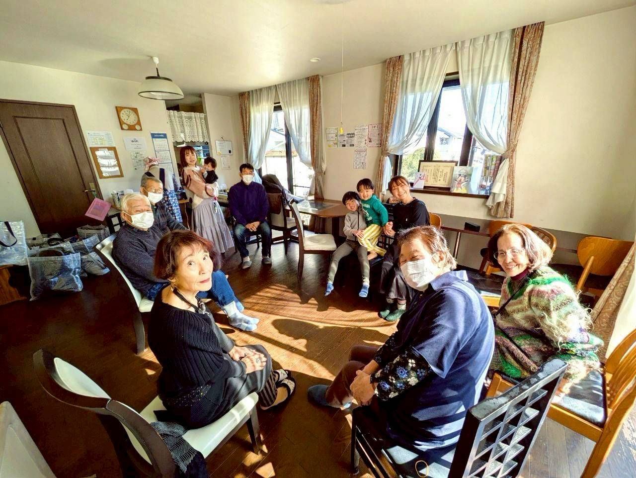 訪問レポート　街の家族　みんなで一緒に楽しみ合う様子