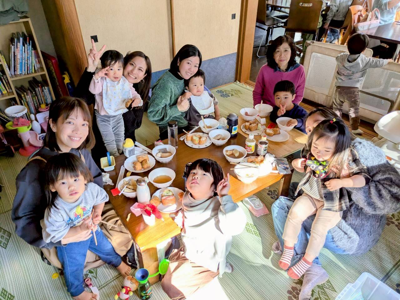 訪問レポート　街の家族　みんなでごはんを食べる様子