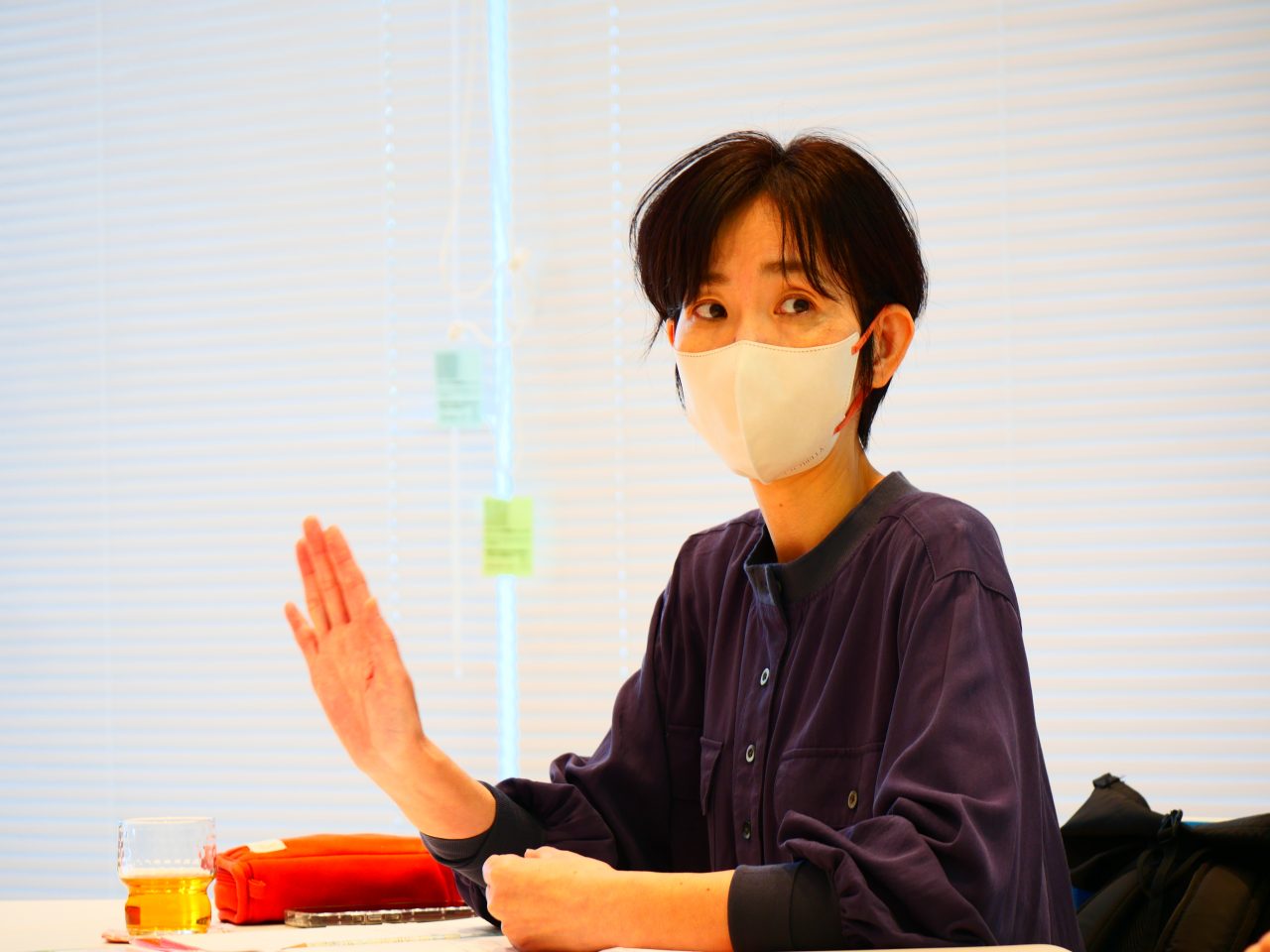 真剣な表情で語るNPO法人のはらネットワーク燕昇司さんの様子　