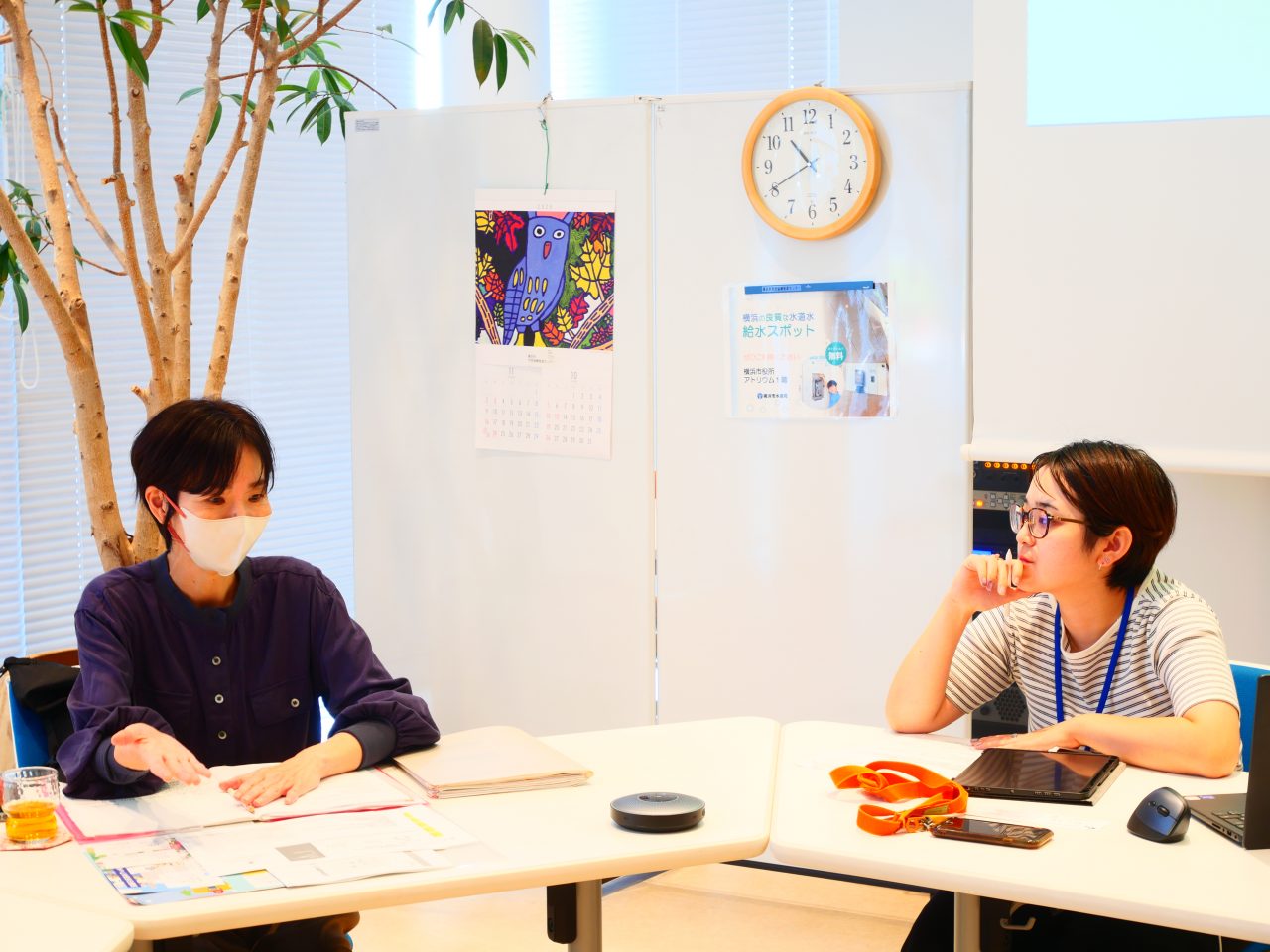 NPO法人のはらネットワーク燕昇司さんと取材者との様子　