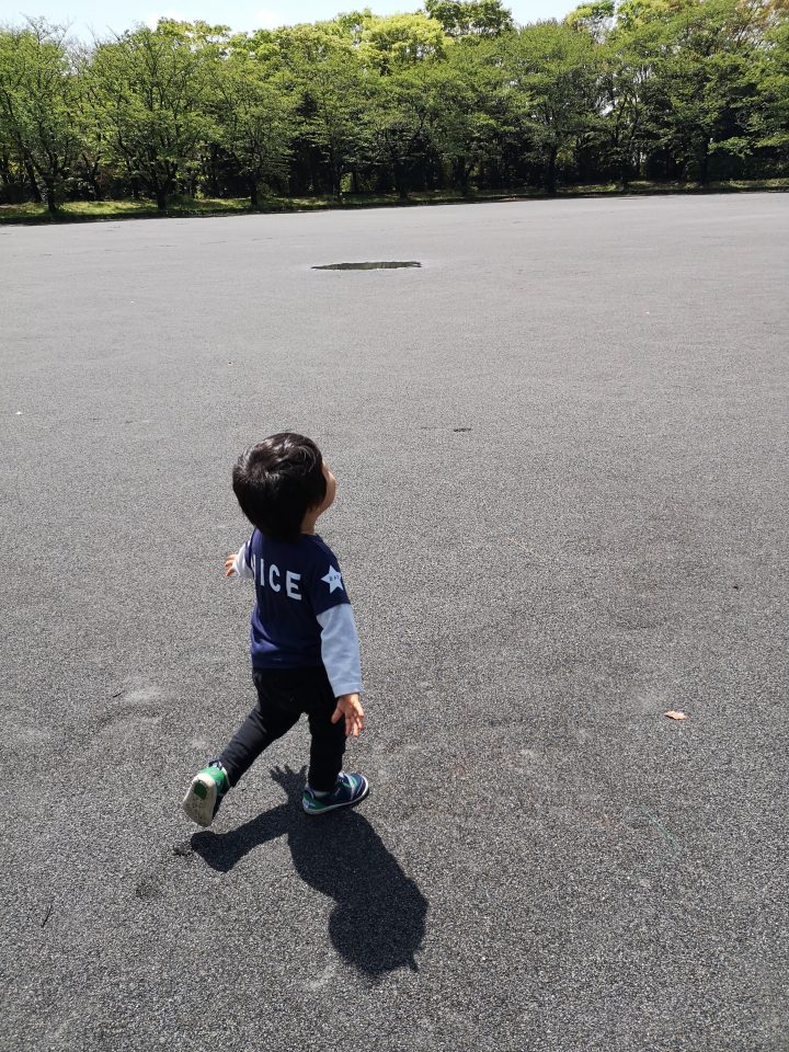 外の空気を吸ってのびのびと遊ぶ子供の様子