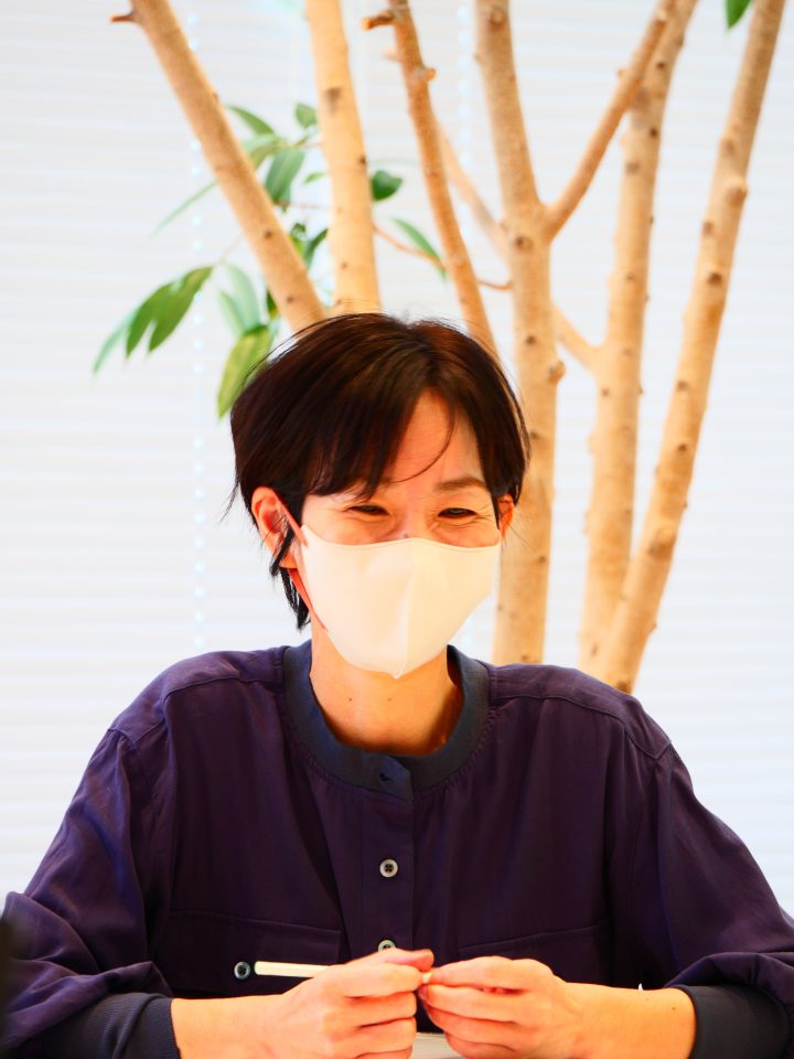 笑顔で語るNPO法人のはらネットワーク燕昇司さんの様子　