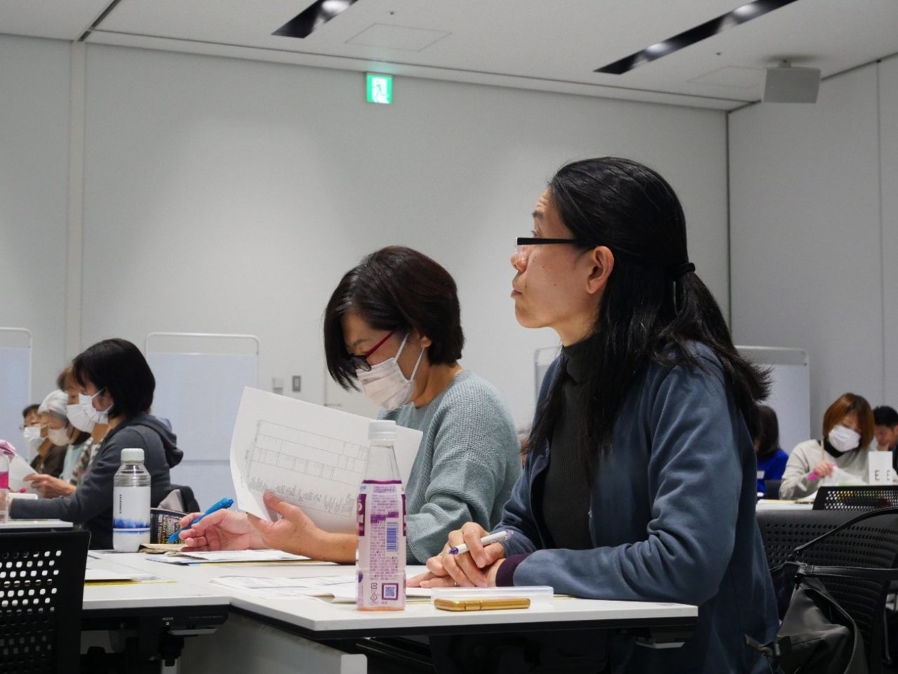 開催レポート 写真3 参加者が話を聴いている様子