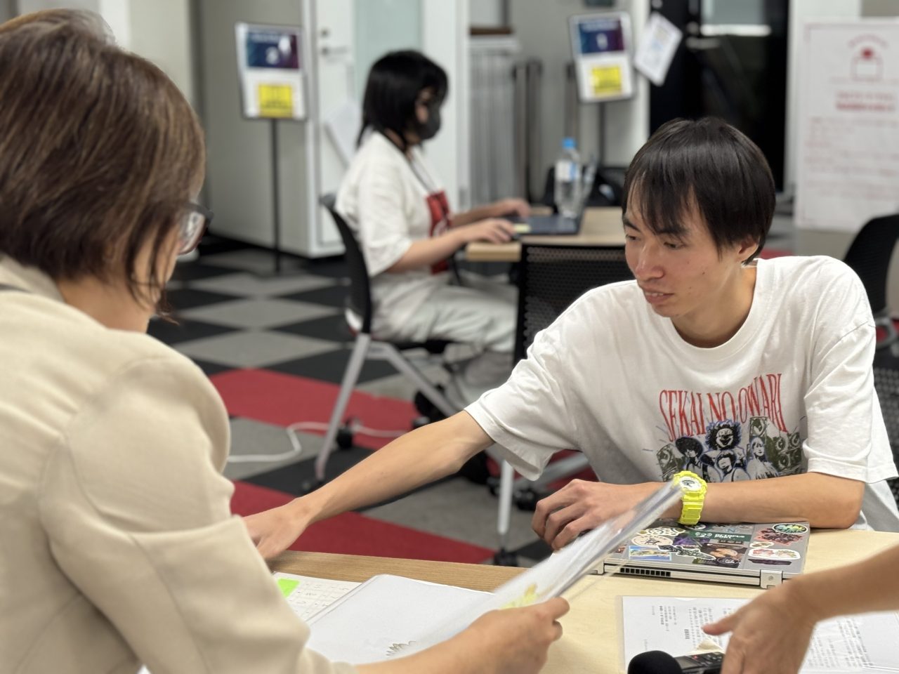 資料を交えながら活動を説明する増田さん
