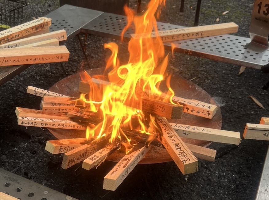 2024年「裏母の日」のお焚き上げ(画像提供:第3の家族)