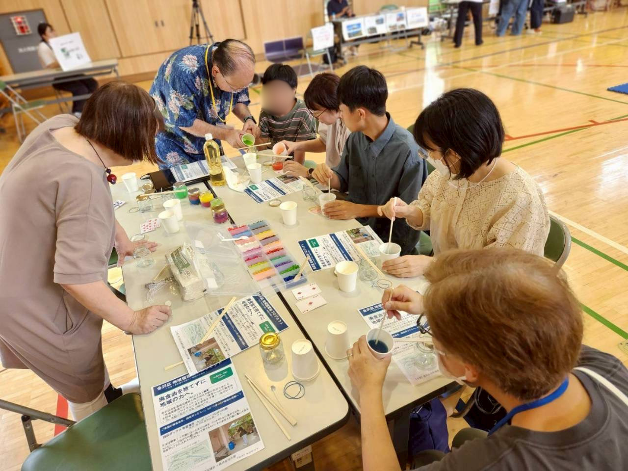 地域廃食油でキャンドルをつくるワークショップの様子
