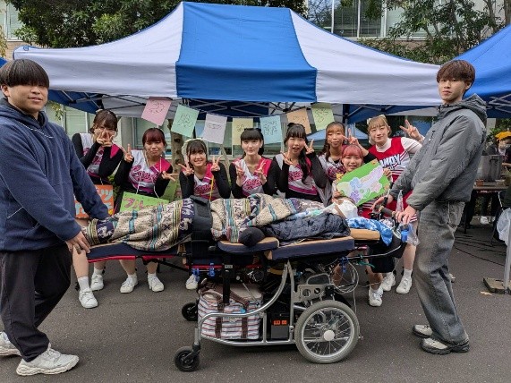 画像5　大学祭を楽しむカレッジ生と大学生