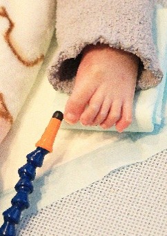 画像7-2　電子楽器アプリを視線と足で操作するカレッジ生。みんなで合奏！