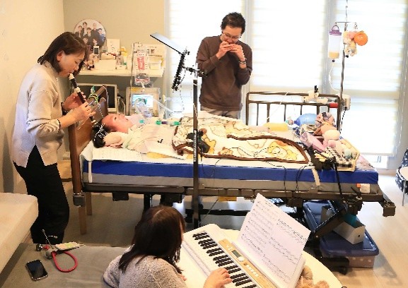 画像7-3　電子楽器アプリを視線と足で操作するカレッジ生。みんなで合奏！